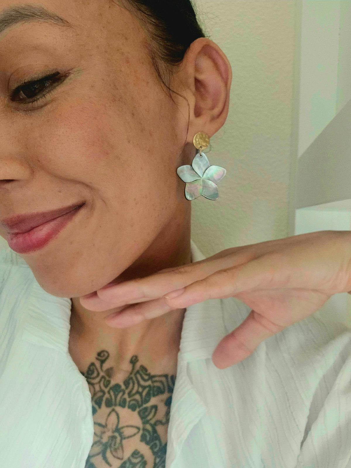 Boucles | Fleurs nacre grise
