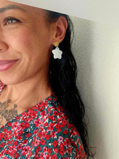 Boucles | Fleurs nacre blanche